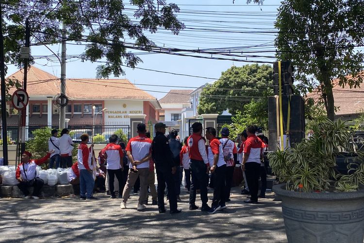 Menjelang Vonis Kasus Pembunuhan Mahasiswa UMM, Sidang Bripka Agus Diwarnai Unjuk Rasa