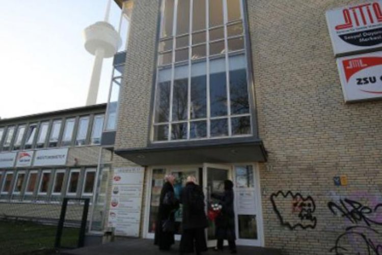 Wanita berdiri di depan gedung milik Ditib association di Cologne, Jerman bagian barat, pada 15 Februari 2017.  