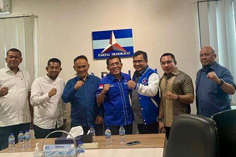 anak Abraham Lunggana atau Haji Lulung, Guruh Tirta Lunggana bersama Ketua Bappilu Partai Demokrat Andi Arief, dan sejumlah pengurus DPD Partai Demokrat DKI Jakarta. Pertemuan itu berlangsung Selasa (7/2/2023). 