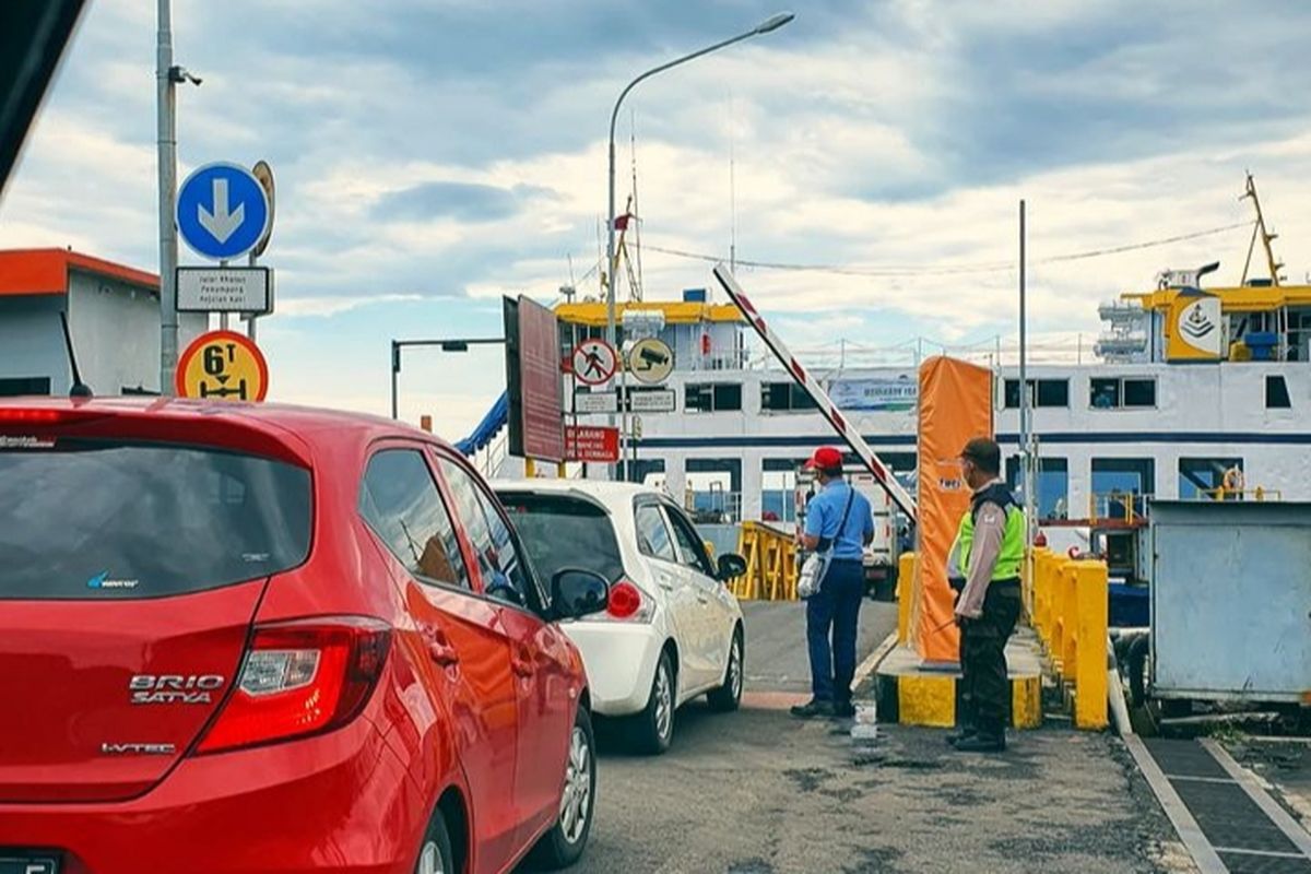 Mobil pribadi saat hendak masuk ke kapal