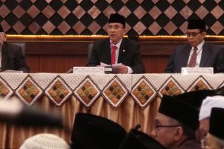 Menteri Agama Suryadharma Ali memimpin Sidang Isbat penentuan 1 Syawal 1434 Hijriah di Kementerian Agama, Jakarta, Rabu (7/8/2013). Sidang Isbat memutuskan bahwa Hari Raya Idul Fitri 1434 Hijriah jatuh pada Kamis (8/8/2013) esok.