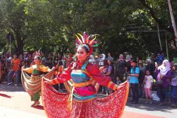 Sejumlah peserta saat menampilkan kesenian khasnya dalam Festival Kesenian Pesisir Utara (FKPU) yang diselenggarakan oleh Pemerintah Jawa Timur yang berlangsung di Kota Pasuruan, Minggu (29/5/2016)
