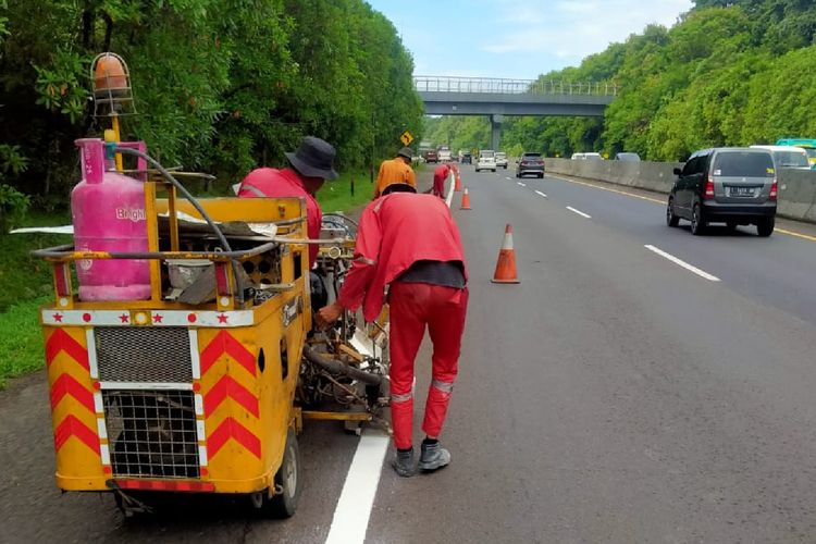 Pengecetan marka jalan di Tol Cipularang