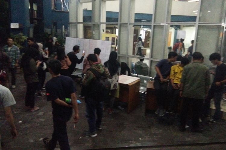 Situasi di Unisba Bandung pascakerusuhan di Bandung, Senin (30/9/2019).