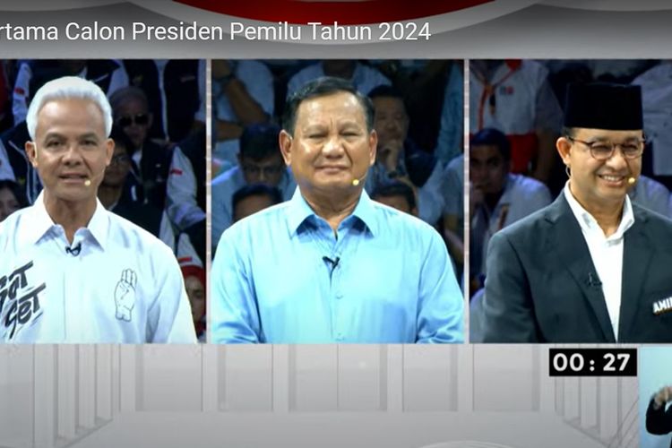Interaksi di antara para capres, Anies Baswedan, Prabowo Subianto, Ganjar Pranowo pada debat perdana yang diselenggarakan Komisi Pemilihan Umum (KPU), Selasa (12/12/2023).