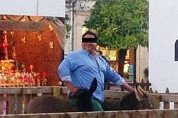 Foto inilah yang menyebar di dunia maya yang menampilkan seorang pria bertubuh tambun yang menunggangi Platero si keledai. Pria inilah yang diduga menjadi penyebab kematian si keledai.