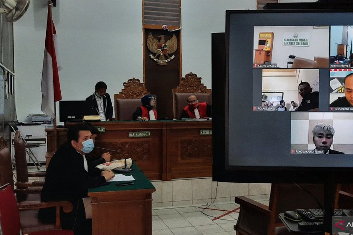 Paranormal Roy Kiyoshi mendengarkan pembacaan tuntutan atas dirinya dalam kasus penyalagunaan psikotropika dalam sidang melului telekonferensi di Pengadilan Negeri Jakarta Selatan, Rabu (29/7/2020) 