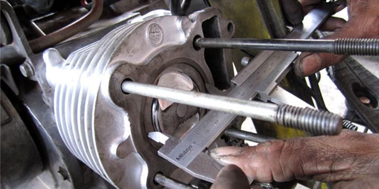 Proses pengukuran liner boring maupun piston demi mendapatkan ukuran yang sesuai dengan keutuhan sepeda motor.