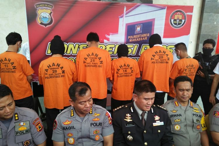 Polisi menangkap 6 orang tersangka sindikat perjokian CPNS di Makassar, Selasa (30/10/2018)