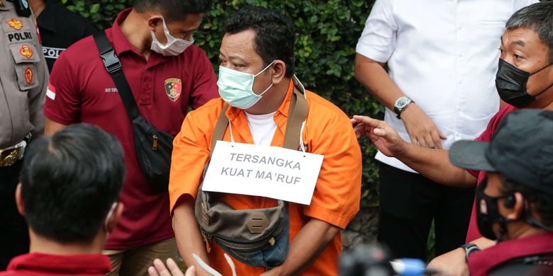 Tersangka Kuat Ma'ruf saat menjalani rekonstruksi kasus pembunuhan Brigadir J di rumah dinas Ferdy Sambo, Duren Tiga, Jakarta Selatan, Selasa (30/8/2022). Tim Khusus (Timsus) Polri menggelar rekonstruksi kasus pembunuhan berencana Brigadir J atau Nofriansyah Yosua Hutabarat.