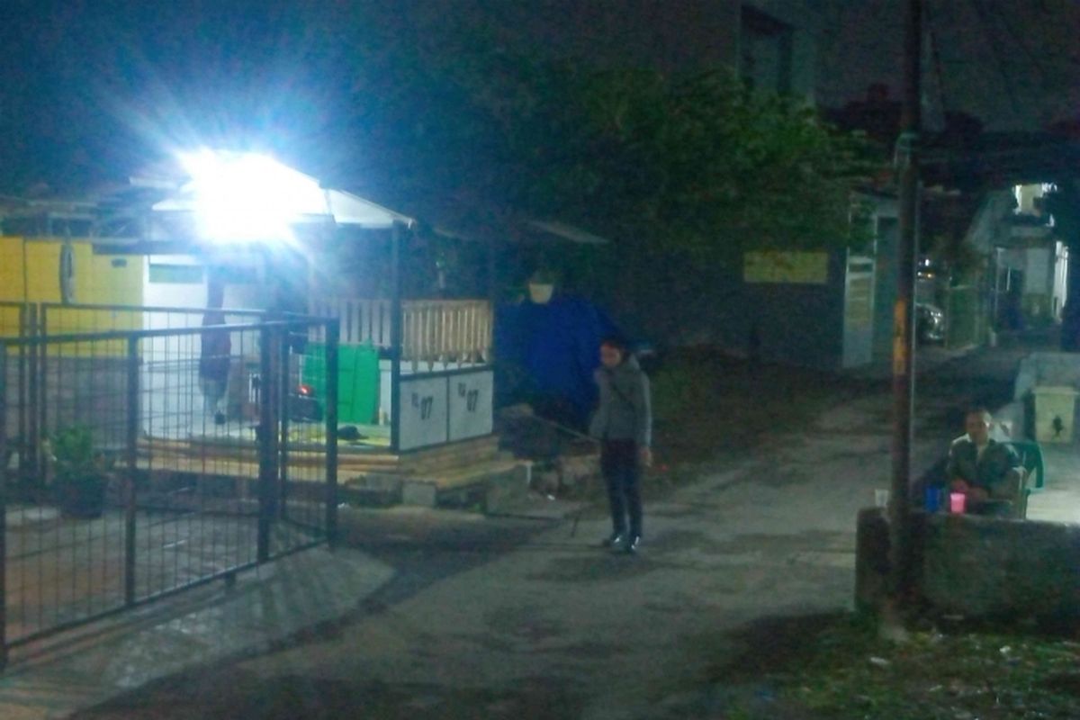 Ilustrasi: Warga sedang berjaga malam di pos ronda RT 7 RW 7, Kelurahan Cisaranten Kulon, Arcamanik, Kota Bandung, Rabu (10/9/2025).