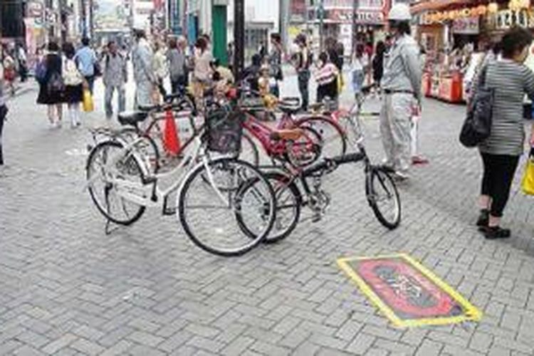 Tilang membuat kawasan niaga Namba-Dotombori di Osaka, Jepang, selalu tertib dan teratur sehingga pengunjung pun merasa nyaman dan aman berbelanja. Sepeda yang parkir sembarangan didenda Rp 275.000, sedangkan sepeda motor Rp 440.000. 
