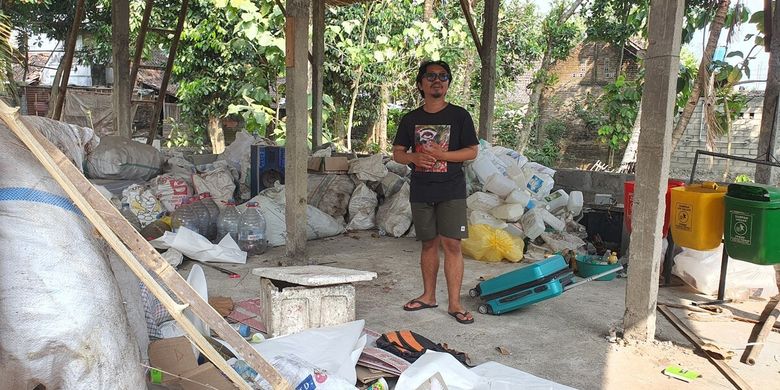 Humas Komunitas Gambira Mukti Riko Dwiyanto menunjukkan sampah Anorganik di Padukuhan Priyan, Trirenggo, Bantul, Kabupaten Bantul. Kamis (27/6/2024)