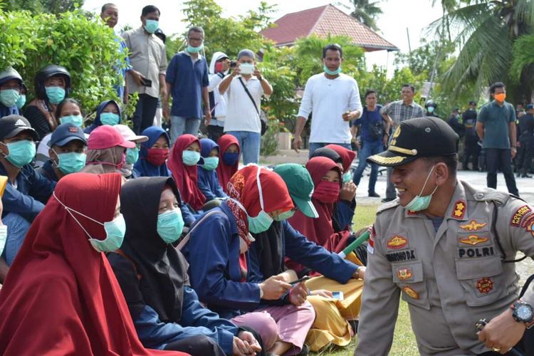 Tim Psikologi Biro SDM Polda Kepri dan Tim Kesehatan Biddokkes Polda Kepri memberikan penyuluhan kesehatan dan Psikologi kepada pelajar yang ada di Kabupaten Natuna, Kepulauan Riau (Kepri). Kegiatan ini pertama kalinya dilakukan kepada seluruh siswa siswi SMA Negeri 1 Bunguran Timur, Kabupaten Natuna, Selasa (4/2/2020).