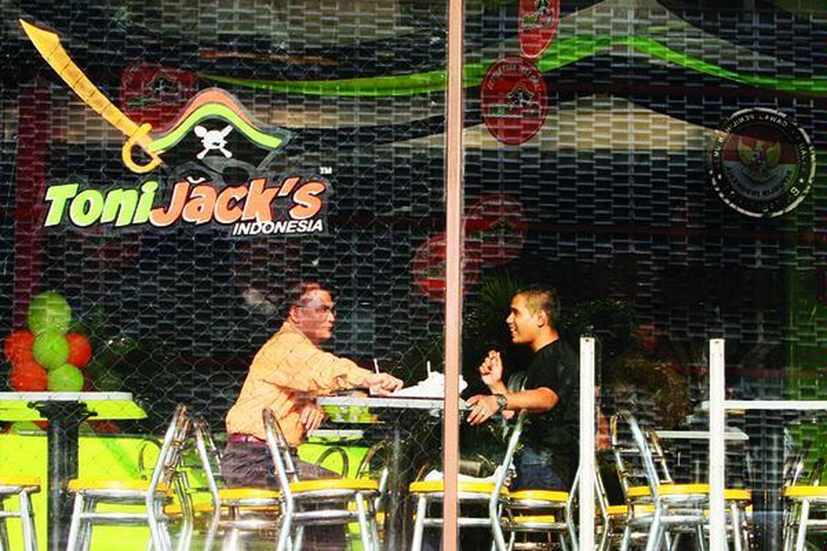 Logo Toni Jacks menggantikanwajah restoran cepat saji McDonalds diSarinah,Jakarta, Kamis (1/10). Perubahan ini berkenaan dengan  pertikaian bisnis pihak Rekso Grup, pemilik usaha Teh Botol Sosro, menyangkut kepemilikanhak waralaba McDonalds.