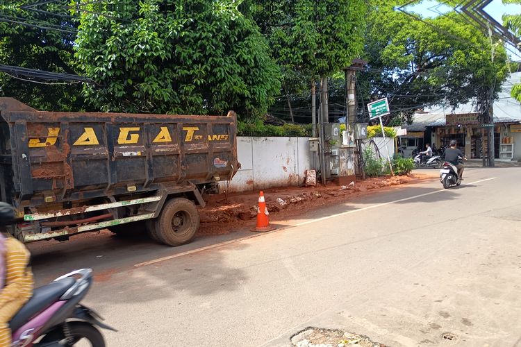Jalan Batu Ampar Jaktim Tergenang Lumpur akibat Galian, Aktivitas Warga Terganggu