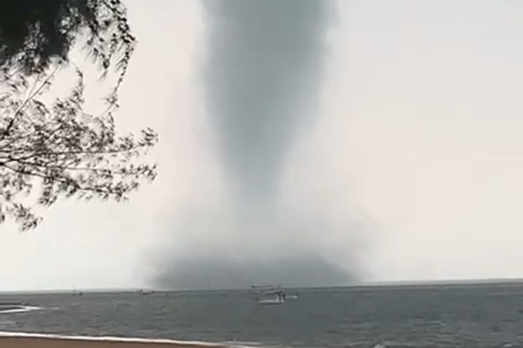 Fenomena Waterspout di Pantai Slopeng Sumenep, Jawa Timur, Jumat (16/12/2022). 
