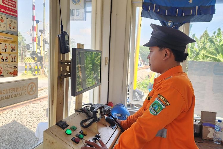 Viral Penjaga Perlintasan Kereta di Pasuruan Selamatkan Pria yang Hendak Bunuh Diri