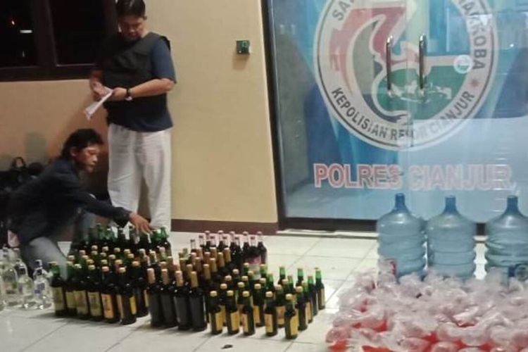 Polisi tengah mendata ratusan botol mikol dan miras oplosan yang berhasil disita dalam razia yang digelar semalam, atau Minggu dini hari (12/01/2020).