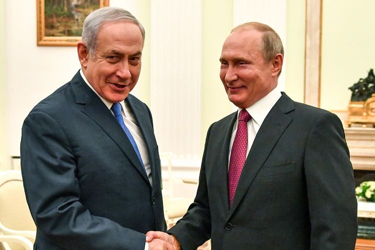 Perdana Menteri Israel Benjamin Netanyahu dan Presiden Rusia Vladimir Putin berjabat tangan dalam pertemuan yang berlangsung di Moskwa.