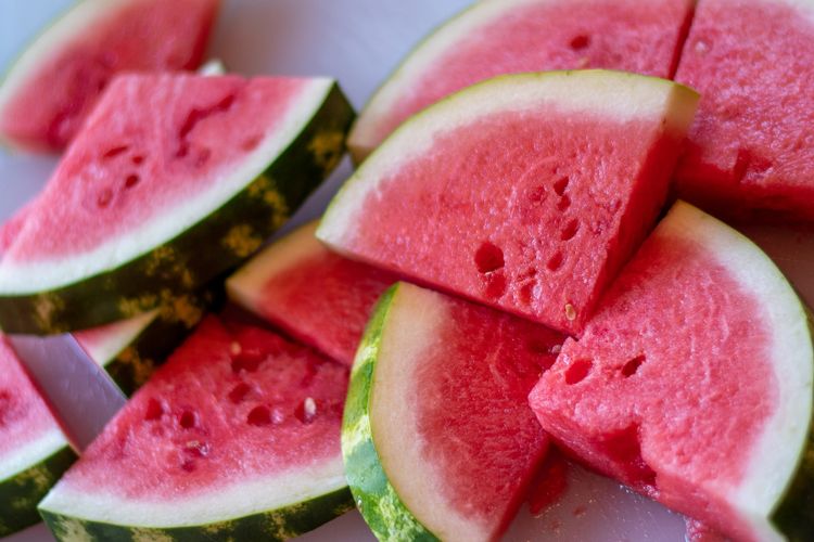 Salah satu buah yang bagus untuk sahur dan buka puasa adalah semangka karena memiliki kandungan air yang tinggi.