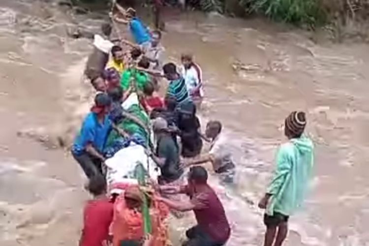 Foto : Sreenshot video warga gotong jenazah di sungai Wae Ngele, Desa Kasong, Kecamatan Ndoso, Kabupaten Manggarai Barat, NTT, pada Rabu (16/3/2022).