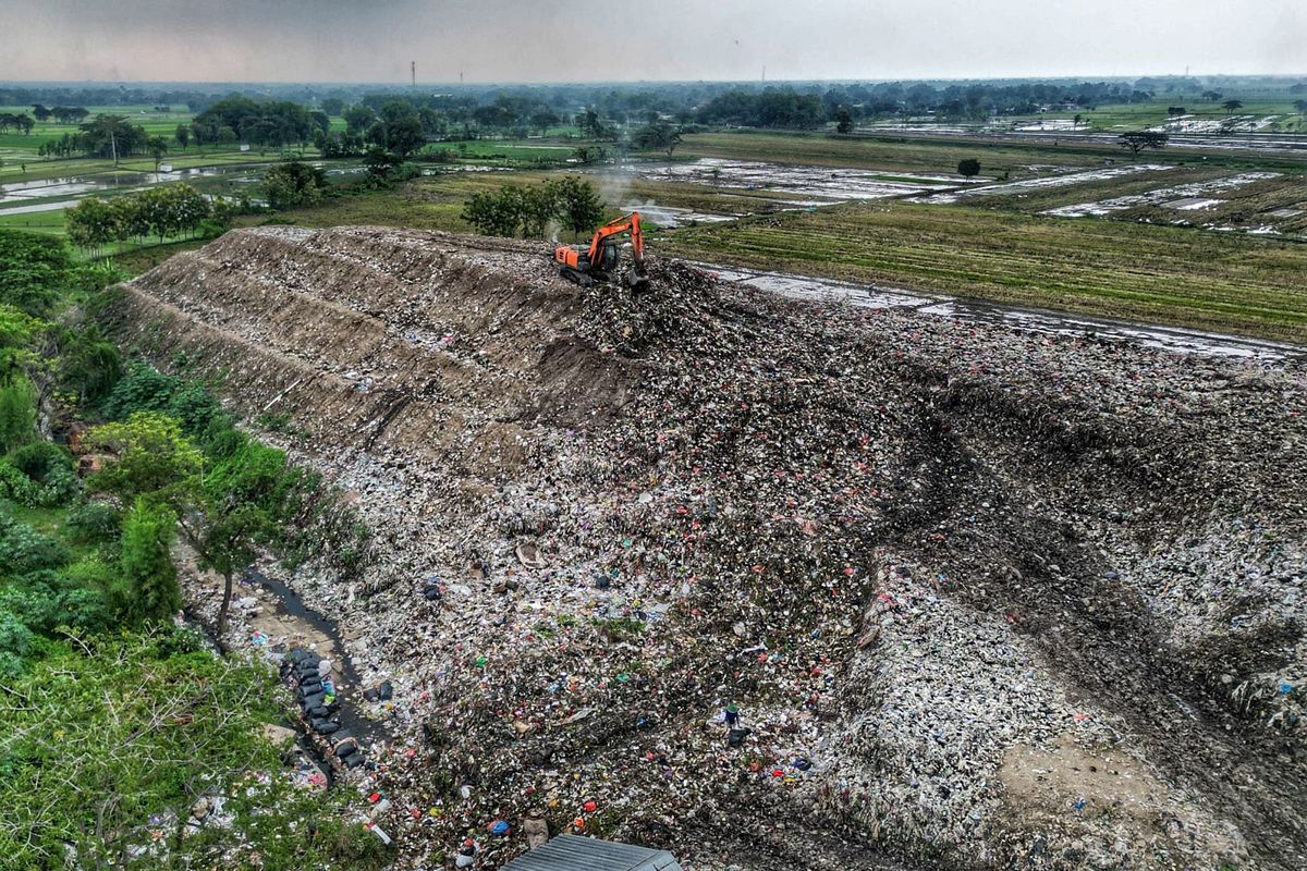 MENGGUNUNG—Tumpukan sampah di tempat pembuangan akhir (TPA) Winongo, Kota Madiun, Jawa Timur menggunung hingga ketinggian mencapai 20 meter. Untuk mengurangi produksi sampah, Wali Kota Madiun, Maidi akan mengambil kebijakan melarang penyajian makanan hajatan dengan model prasmanan. 