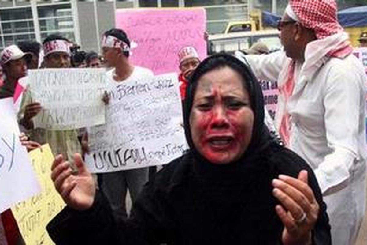 Komite Independen Perlindungan Tenaga Kerja Indonesia (KOPR-TKI) melakukan aksi teatrikal penyiksaan TKI oleh warga Arab Saudi, di Kedutaan Besar Arab Saudi, Jalan MT Haryono, Cawang, Jakarta Timur, Senin (22/11/2010). KOPR-TKI berunjuk rasa di Kedubes Arab Saudi, memprotes perlakuan warga dan pemerintah Arab Saudi terhadap TKI, yang mereka anggap sudah menginjak-injak hak asasi manusia, khususnya warga negara Indonesia yang bekerja di sana. 