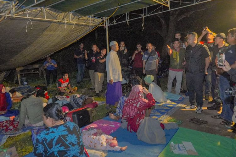 Bupati Gresik Fandi Akhmad Yani (tengah) saat menemui warga Pulau Bawean yang mengungsi di tenda akibat gempa, Sabtu (23/3/2024).