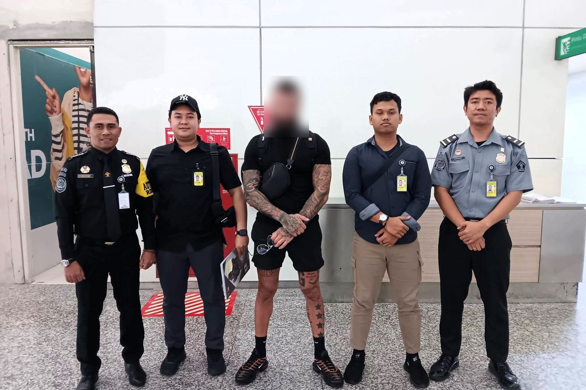 GRS (32), pria warga negara asing (WNA) asal Kanada yang dinyatakan sebagai buronan interpol saat dideportasi ke negara asalnya melalui Bandara Internasional I Gusti Ngurah Rai, Bali, pada Rabu (14/8/2024). /Dok. Imigrasi Ngurah Rai