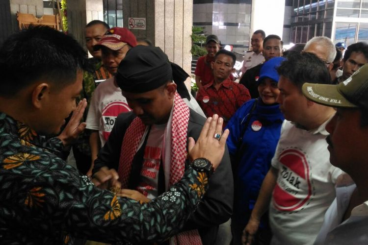 Para perwakilan Sopir Taksi Online memasuki Gedung Cipta Kantor Kemenhub Jakarta untuk menemui Menhub Budi Karya Sumadi