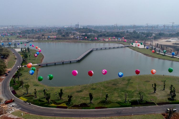 Foto udara kawasan Central Park di kawasan Kota Baru Meikarta, Cikarang, Bekasi, Jawa Barat, Senin (4/9/2017). Meikarta telah membangun central park, yakni sebuah taman terbuka hijau seluas 100 hektar. Taman ini memiliki berbagai tanaman, lengkap dengan kebun binatang mini hingga jogging track.