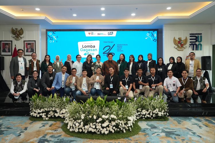 Menteri BUMN berfoto bersama 10 tim peserta lomba Gagasan Eco yang diselenggarakan oleh Kementerian BUMN, Selasa (2/4/2024).