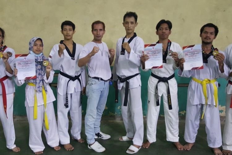 Para mahasiswa dan mahasiswi Universitas Nusa Mandiri (UNM) peraih 2 medali perak dan 5 medali perunggu pada Kejuaraan Taekwondo Papua Open Virtual 2021. 

Mereka adalah Maria Emeralda (Program Studi/Prodi Sistem Informasi), James Winson Raditya (Prodi Sistem Informasi), Rimbun Legisto (Prodi Sistem Informasi), Rahmadewi Serinia (Prodi Informatika), Yusuf Khoirul Iksan (Prodi Informatika), Rina Agustina (Prodi Informatika), dan Gilang Rahmasyah (Prodi Informatika) .
