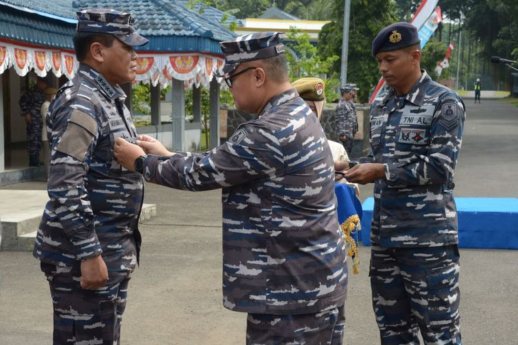 Kepala Staf Angkatan Laut (KSAL) Laksamana Muhammad Ali mendapatkan brevet kehormatan artileri senjata angkatan laut (Arsenal). Penyematan brevet itu dilakukan Kepala Arsenal Kolonel Laut (E) Tri Harsono di gudang Arsenal Batu Poron, Madura, Jawa Timur, pada Senin (6/2/2023).