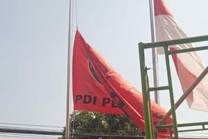 Penghormatan untuk Guruh Soekarnoputra, PDI-P Solo Kibarkan Bendera Partai Setengah Tiang