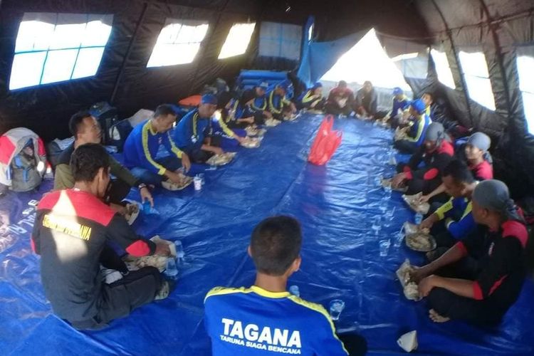 Saat relawan tagana di Sumbawa makan bersama saat di lokasi bencana usai membantu warga