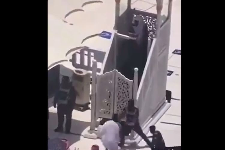 Tangkapan layar dari video detik-detik penyerangan di Masjidil Haram pada Jumat (21/5/2021). Khatib shalat Jumat Sheikh Baleelah jadi sasaran saat berkhotbah dan pelaku hendak naik mimbar.