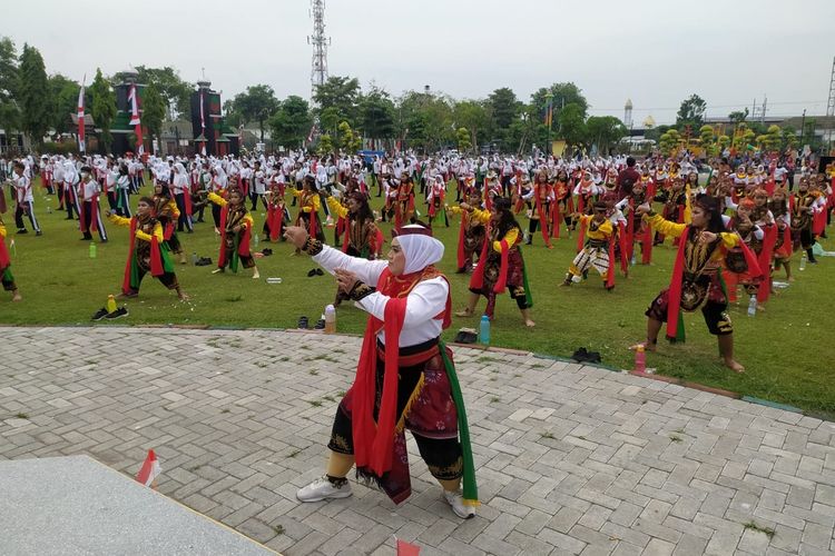 Pagelaran tari remo boletan di Kabupaten Jombang, Jawa Timur, yang dilaksanakan serentak oleh 41.112 penari, berhasil memecahkan rekor Museum Rekor Indonesia (MURI), Selasa (11/10/2022).