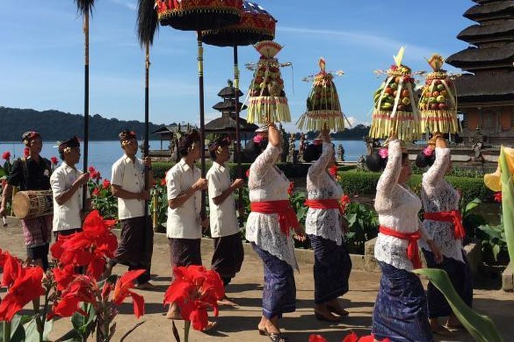 Parade budaya yang berlangsung saat pembukaan Ulun Danu Beratan Culture & Art Festival di Tabanan, Bali. Festival ini berlangsung hingga 14 Agustus 2016 mendatang.