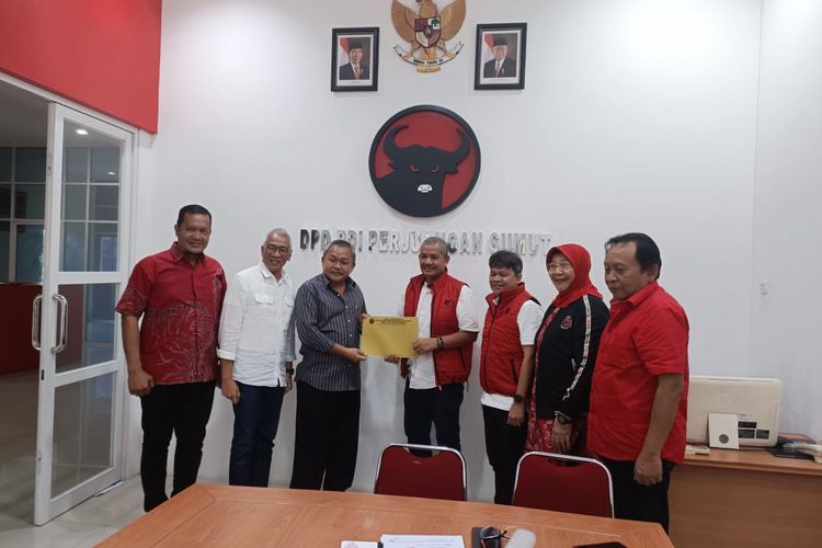 Tim sukses Edy Rahmayadi saat mengambil formulir pendaftaran bakal calon gubernur Sumut di Kantor DPD PDIP Sumut, Sabtu (20/4/2024)
