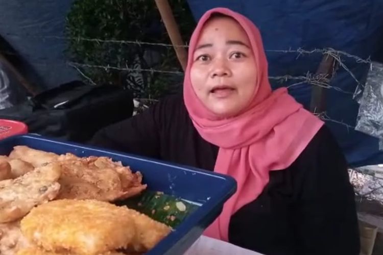 Leli (43) pedagang takjil musiman yang ditemui di lapak dagangannya di Jalan Komodo Raya, Perumnas I, Bekasi Selatan, Kota Bekasi, Selasa (28/3/2023). Leli mengaku, dirinya bisa meraup uang hingga Rp 1,5 juta hanya dengan menjual makanan berbuka puasa.