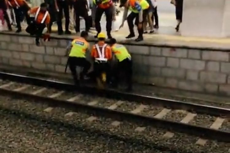 Video yang memperlihatkan seorang pengguna kereta rel listrik (KRL) terperosok di peron Stasiun Manggarai, Jakarta Selatan.