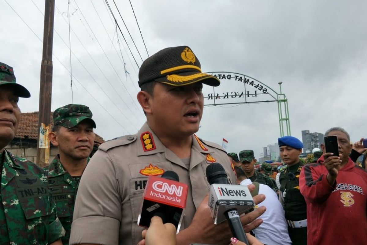 Kapolres Metro Jakarta Barat Kombes Pol Hengki Haryadi usai meninjau lokasi kebakaran Jalan Tomang Raya RT 002/RW 015 Tomang, Grogol Petamburan, Jakarta Barat pada Selasa (22/1/2019).