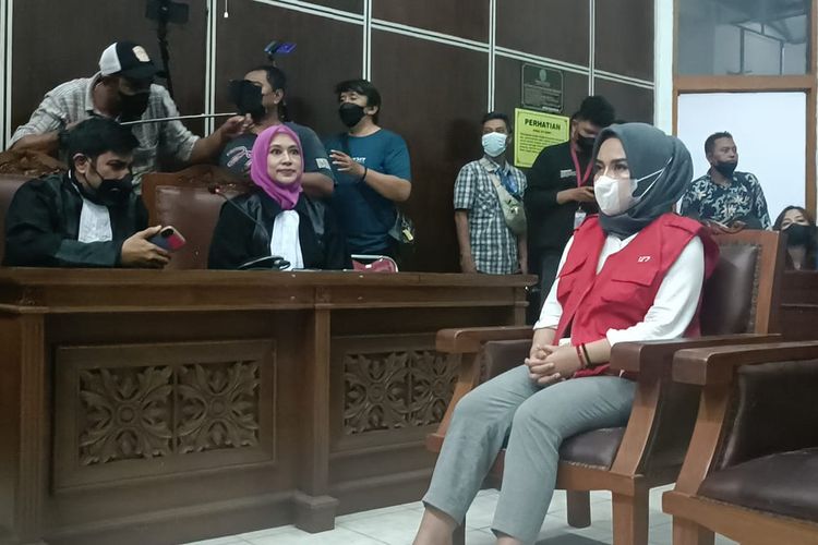 Terdakwa Medina Zein sebelum mendengar pembacaan tuntutan dari Jaksa Penuntut Umum di Pengadilan Negeri Jakarta Selatan pada Senin (19/9/2022). 