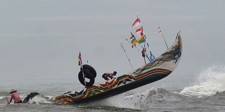 Perahu nelayan diterjang ombak di perairan Pantai Air Manis, Padang, Sumatera Barat, Rabu (27/5/2020). Nelayan mengaku kesulitan pergi ke laut akibat gelombang pasang yang terjadi sejak dua hari terakhir di daerah itu. ANTARA FOTO/Iggoy el Fitra/aww.