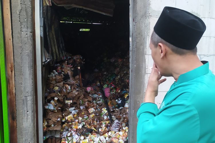 Tajudin melihat kiosnya yang sudah hangus terbakar di dekat Pasar Ngaliyan, Kota Semarang. Kamis (8/12/2022)