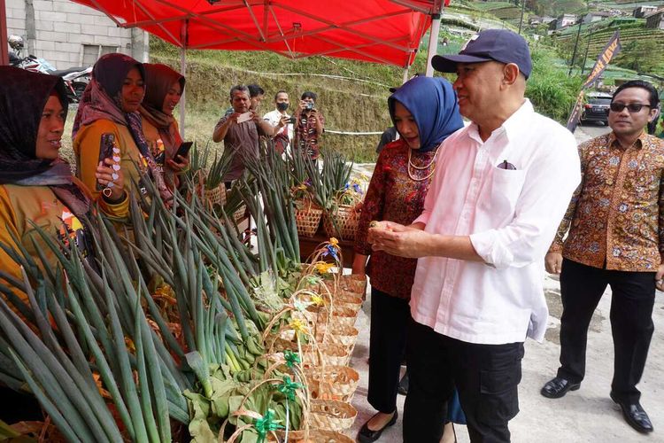 Menteri Koperasi dan UKM , Teten Masduki berkunjung ke Dusun Marungan, Desa Sukomakmur, Kecamatan Kajoran dalam rangka meninjau cluster pertanian, Kamis (16/2/2023).