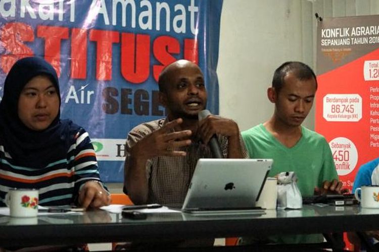 Koordinator Nasional KRuHA Muhammad Reza dalam acara diskusi RUU SDA di kantor Konsorsium Pembaruan Agraria, Pancoran, Jakarta Selatan, Minggu (5/2/2017).