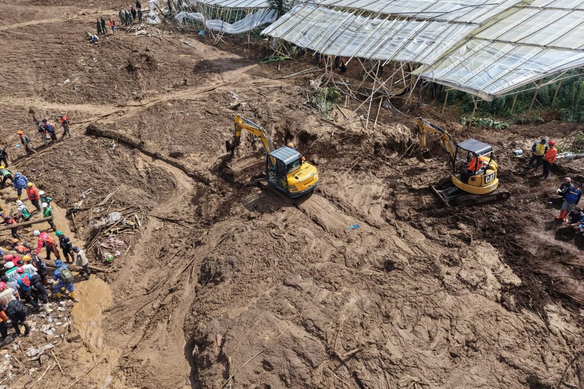  Kementerian Pekerjaan Umum (PU) mengerahkan 8 unit&nbsp;untuk mendukung percepatan penanganan darurat dan evakuasi korban longsor di Kecamatan Cisarua, Kabupaten Bandung Barat, Provinsi Jawa Barat.
